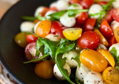 Caprese mit bunten Tomaten